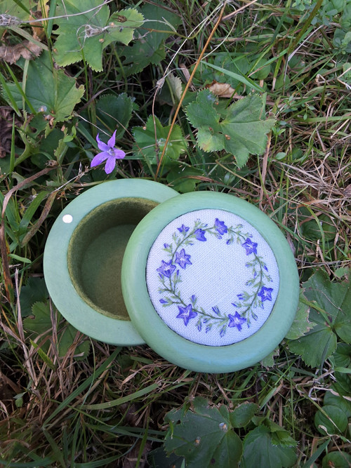 Zvonek – vyšívaná šperkovnička — foto 3