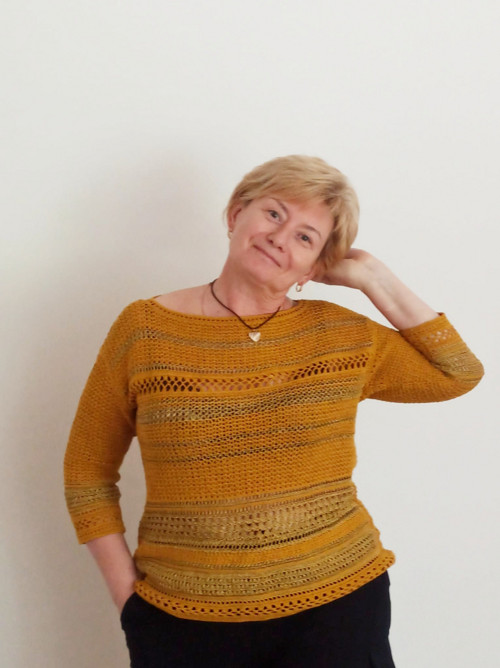 Hořčicová elegance – lehký ručně háčkovaný svetr. — foto 4
