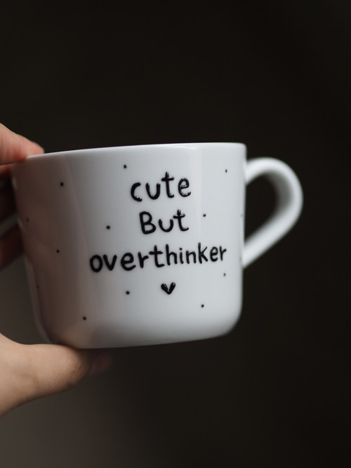 Ručně malovaný hrníček CUTE BUT OVERTHINKER — foto 2