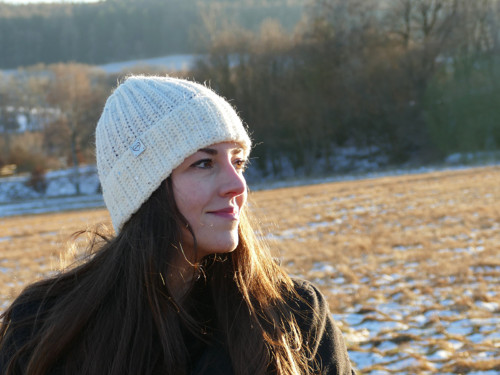 Bílá háčkovaná čepice s flitry — foto 2