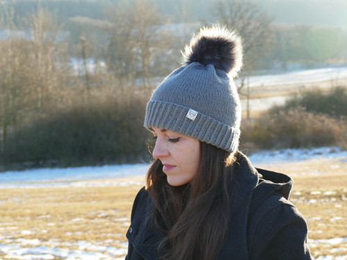 Šedá pletená čepice s bambulí — foto 2