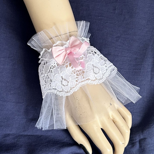 Gotický bílý náramek — foto 2