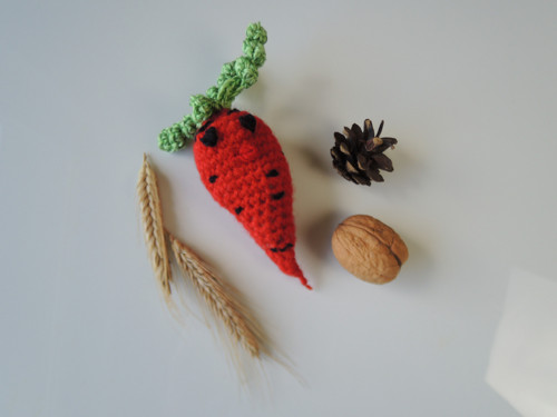 Háčkovaná hračka se šantou mrkev — foto 4