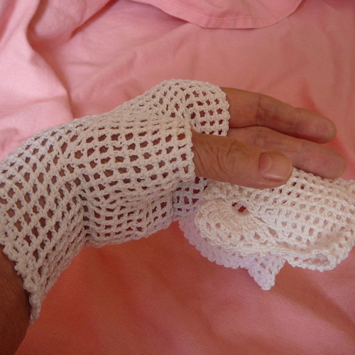 Bílé háčkované bezprsťáky — foto 2