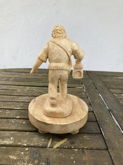 Socha - Chlapec s lucernou — foto 3