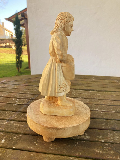 Socha - Děvče s košem — foto 2