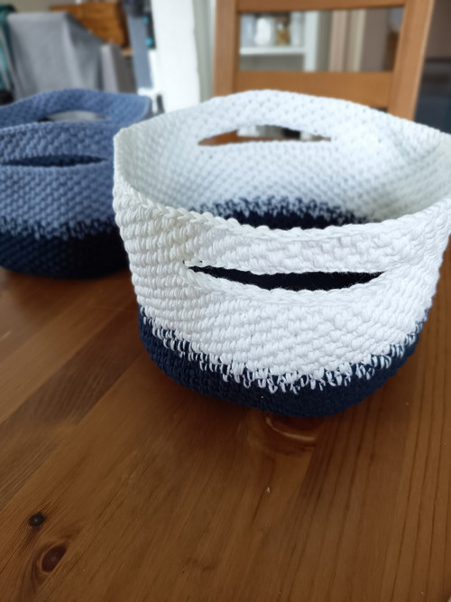 Háčkovaný bavlněný košík – tmavomodro-bílý — foto 3