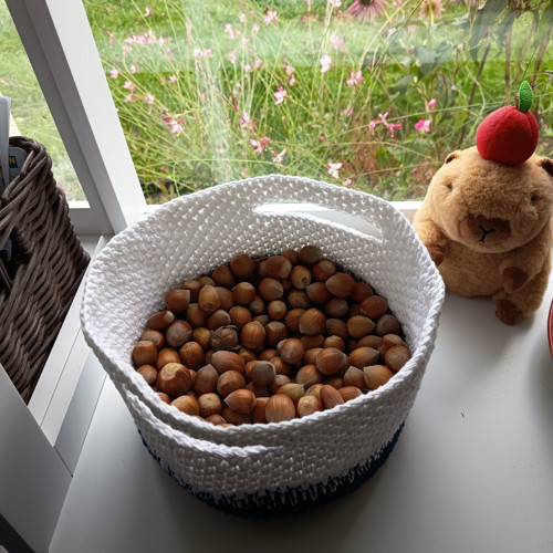 Háčkovaný bavlněný košík – tmavomodro-bílý — foto 2