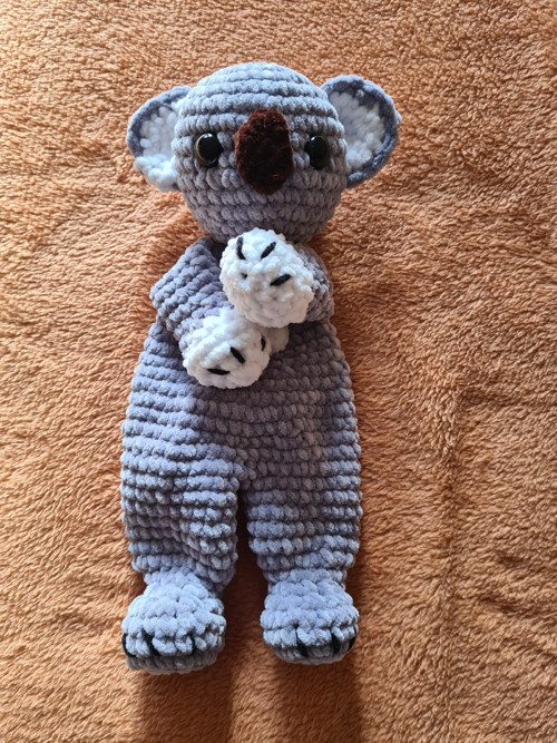 Háčkovaný medvídek koala do postele/do kočárku — foto 3