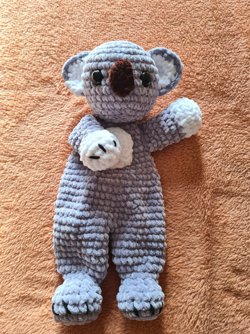 Háčkovaný medvídek koala do postele/do kočárku — foto 4