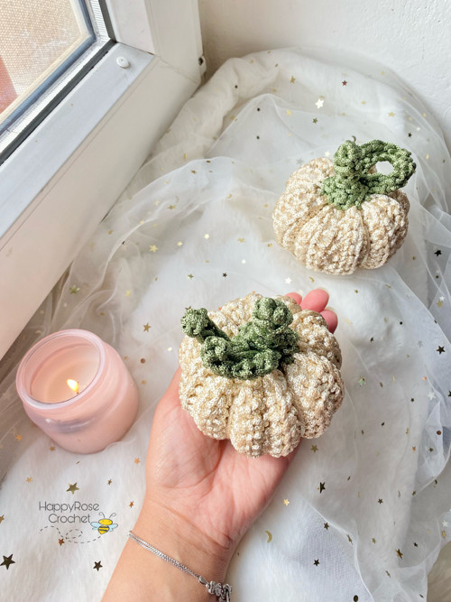 Háčkovaná dýně z macramé příze — foto 2
