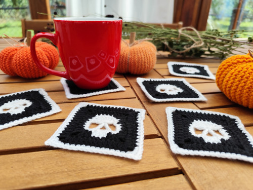 Háčkované halloweenské podtácky s bílou lebkou — foto 2