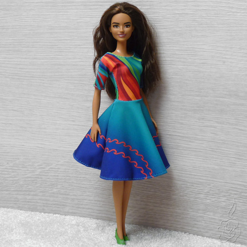 Barevné šaty pro Barbie — foto 5