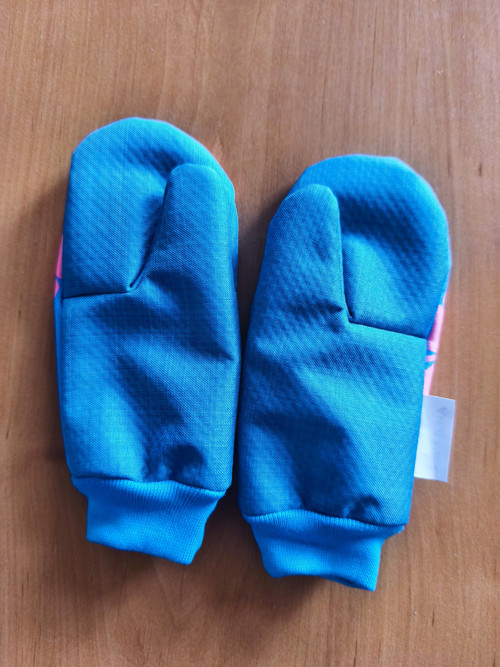 Zimní softshellové rukavice zateplené beránkem — foto 2