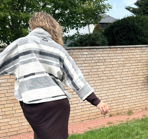 Kabátek netopýr bílo-šedý vel. M — foto 5