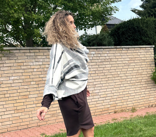 Kabátek netopýr bílo-šedý vel. M — foto 3