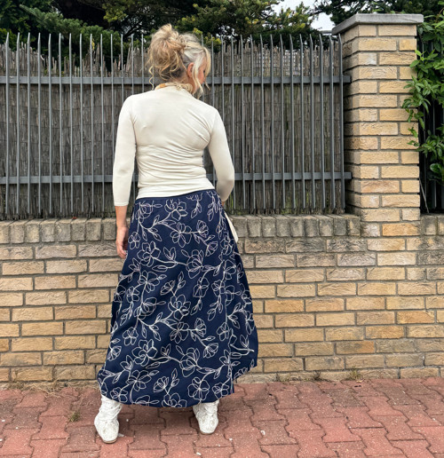 Sukně modrá s květy — foto 5