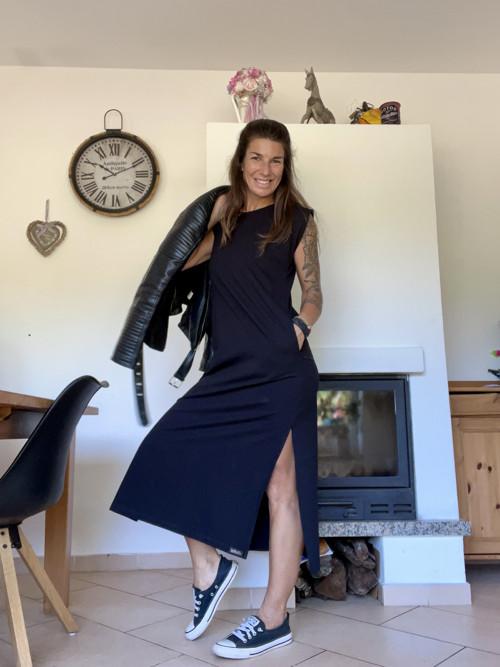 Úpletové oversize šaty v MIDI délce — foto 6