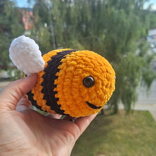 Háčkovaná včelička — foto 2