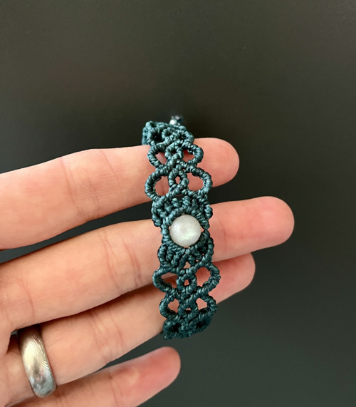 Petrolejový macramé náramek s labradoritem — foto 5