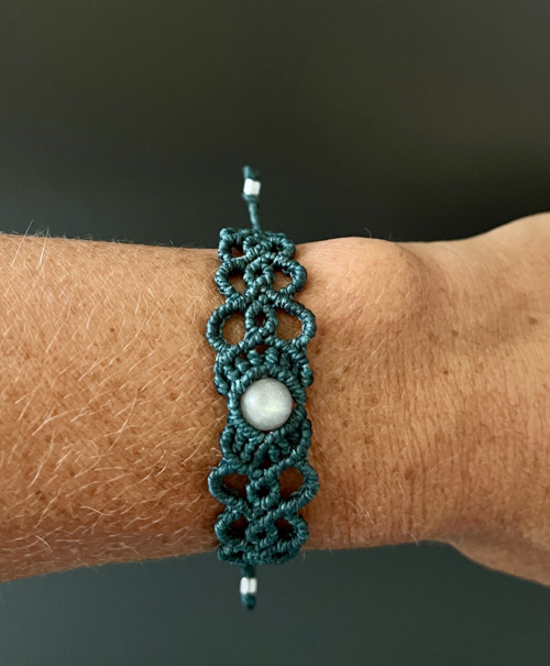 Petrolejový macramé náramek s labradoritem — foto 4