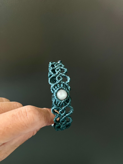 Petrolejový macramé náramek s labradoritem — foto 3