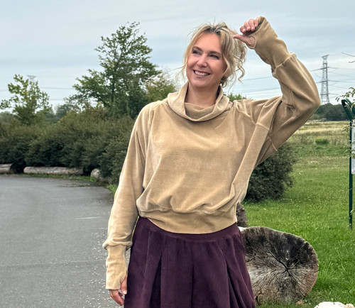 Béžová sametová mikina s rolákem — foto 3