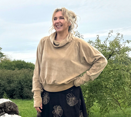 Béžová sametová mikina s rolákem — foto 4