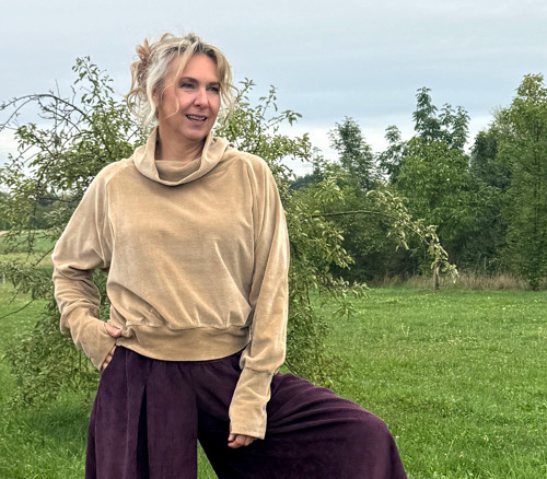 Béžová sametová mikina s rolákem — foto 2