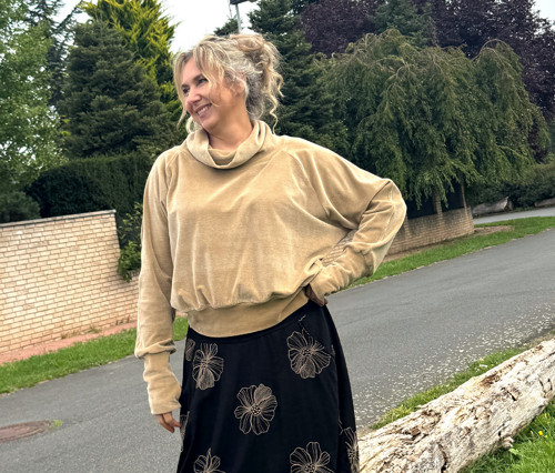 Béžová sametová mikina s rolákem — foto 6