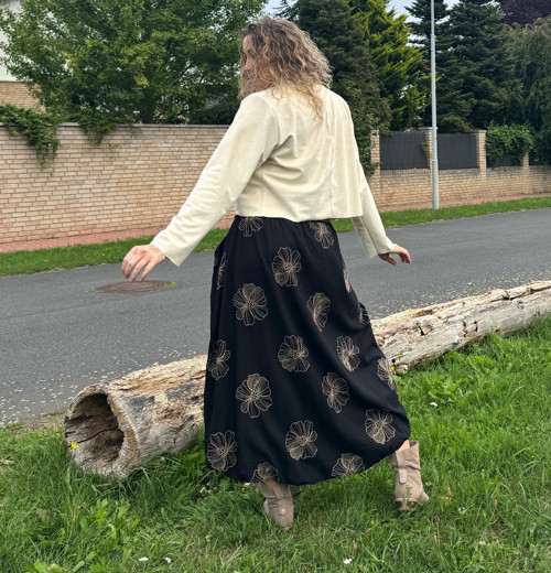 Balonová sukně černá s květy — foto 4