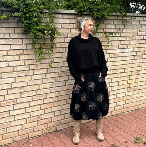 Balonová sukně černá s květy — foto 2