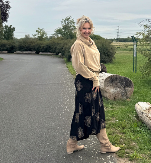 Balonová sukně černá s květy — foto 3