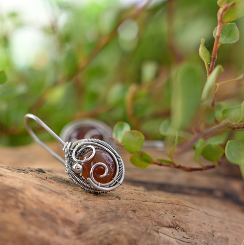 Náušnice s granáty hessonity wire wrapping — foto 4