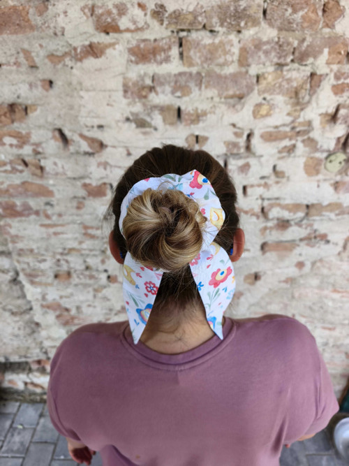 Folklórní scrunchie se stuhou — foto 6