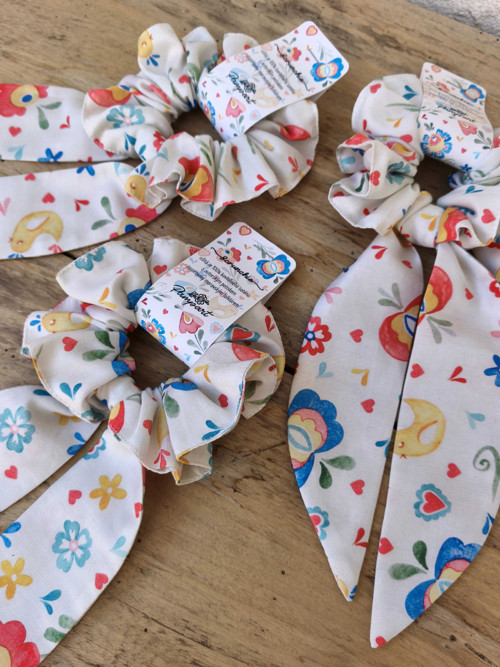 Folklórní scrunchie se stuhou — foto 3