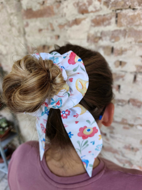 Folklórní scrunchie se stuhou — foto 5
