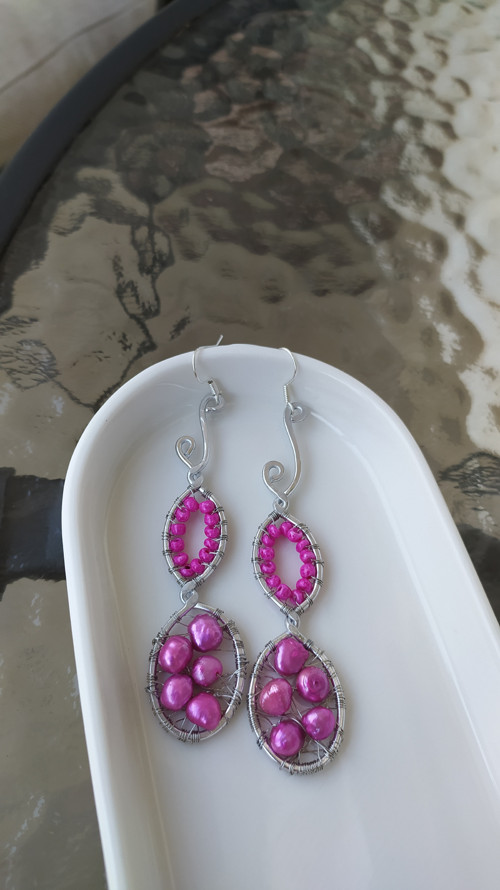 Fuchsiová elegance: Dlouhé náušnice s perlami — foto 2