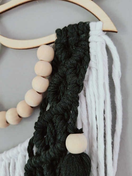 Macramé dekorace s dřevěným leknínem — foto 2