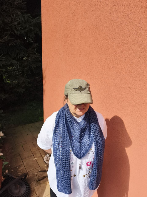 Ručně háčkovaná šála „Modrá mlha“ – V-tvar — foto 2
