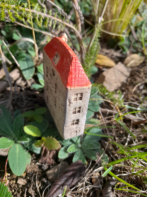 Domeček úzký s komínem — foto 2