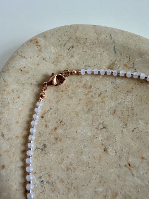 Růžový mini náhrdelník s kytičkami — foto 4