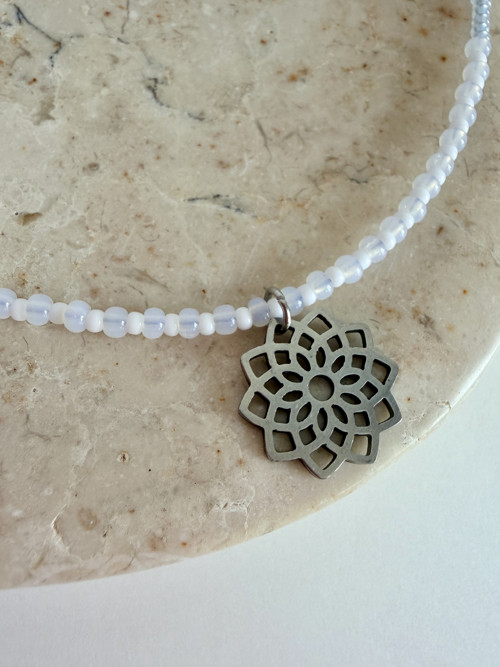Světle modrý náhrdelník s přívěskem mandala — foto 4