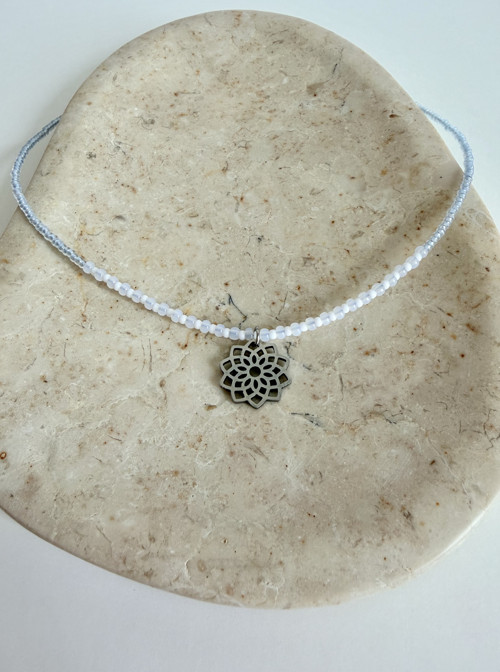 Světle modrý náhrdelník s přívěskem mandala — foto 3