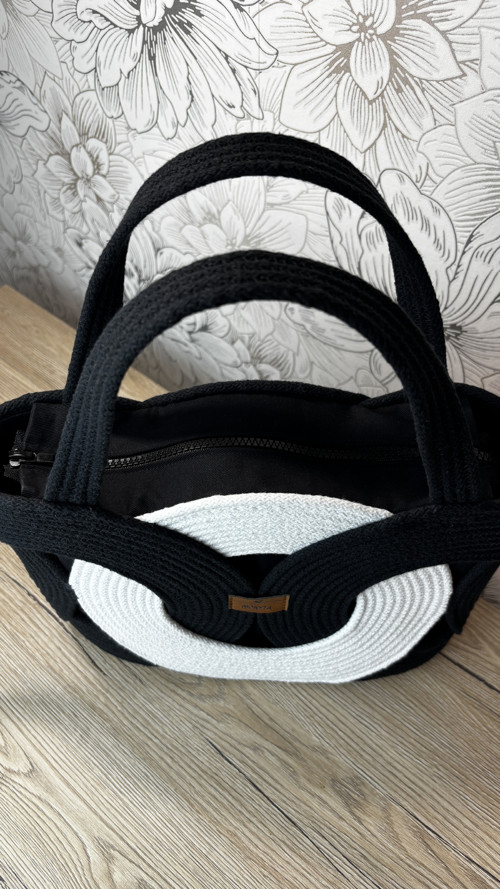 Černobílá elegantní kabelka — foto 2