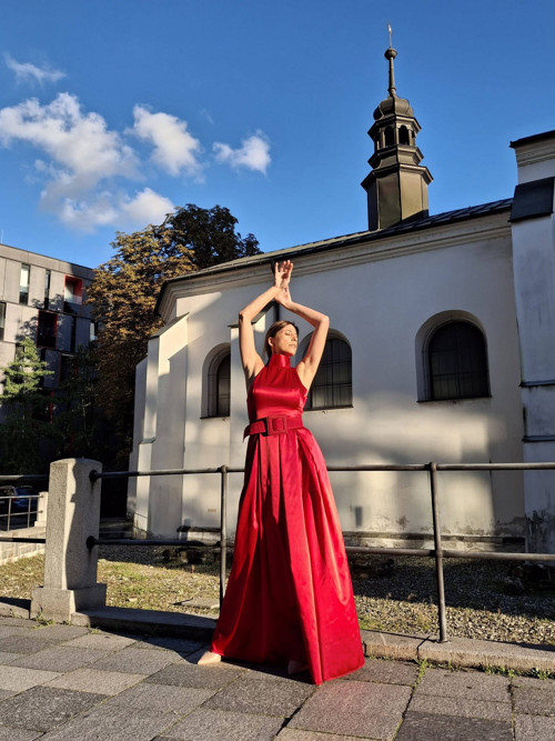 Model v červené barvě — foto 3