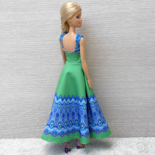 Dlouhé barevné šaty pro Barbie — foto 4
