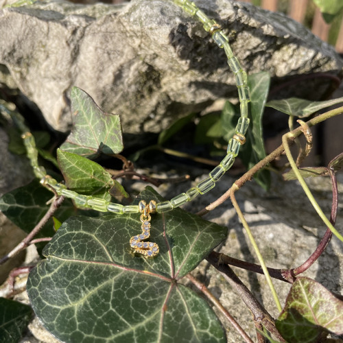 Náhrdelník z peridotu s hadem — foto 3