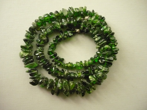 Zlomky - chromdiopsid, 10 ks — foto 2