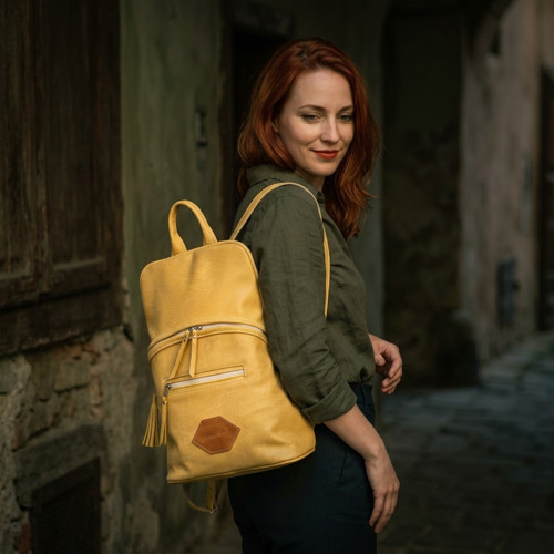 Žlutý kožený batoh — foto 6